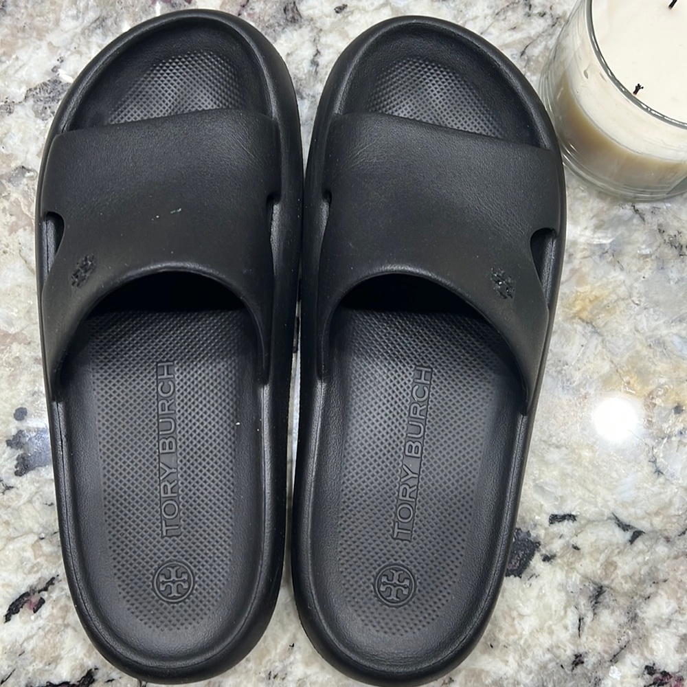 Tory Burch Shower Slides
embossed-logo flat slides shower rubber sandals size 10